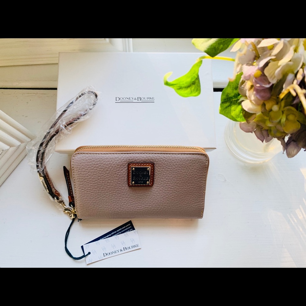 NWT Dooney & Bourke Leather ZIp Around Wristlet